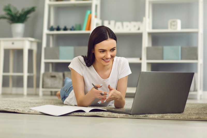 Digitale Kommunikation vereinfacht unseren Alltag immens. Uns stehen unzählige Tools zur Verfügung, um mit anderen Menschen ortsunabhängig zu kommunizieren. Um den Vorteil der digitalen Kommunikation bestmöglich zu nutzen, gilt es zum einen, die richtigen Tools zu verwenden - und zum anderen, die Eintrittsbarrieren für die Nutzenden möglichst gering zu halten.