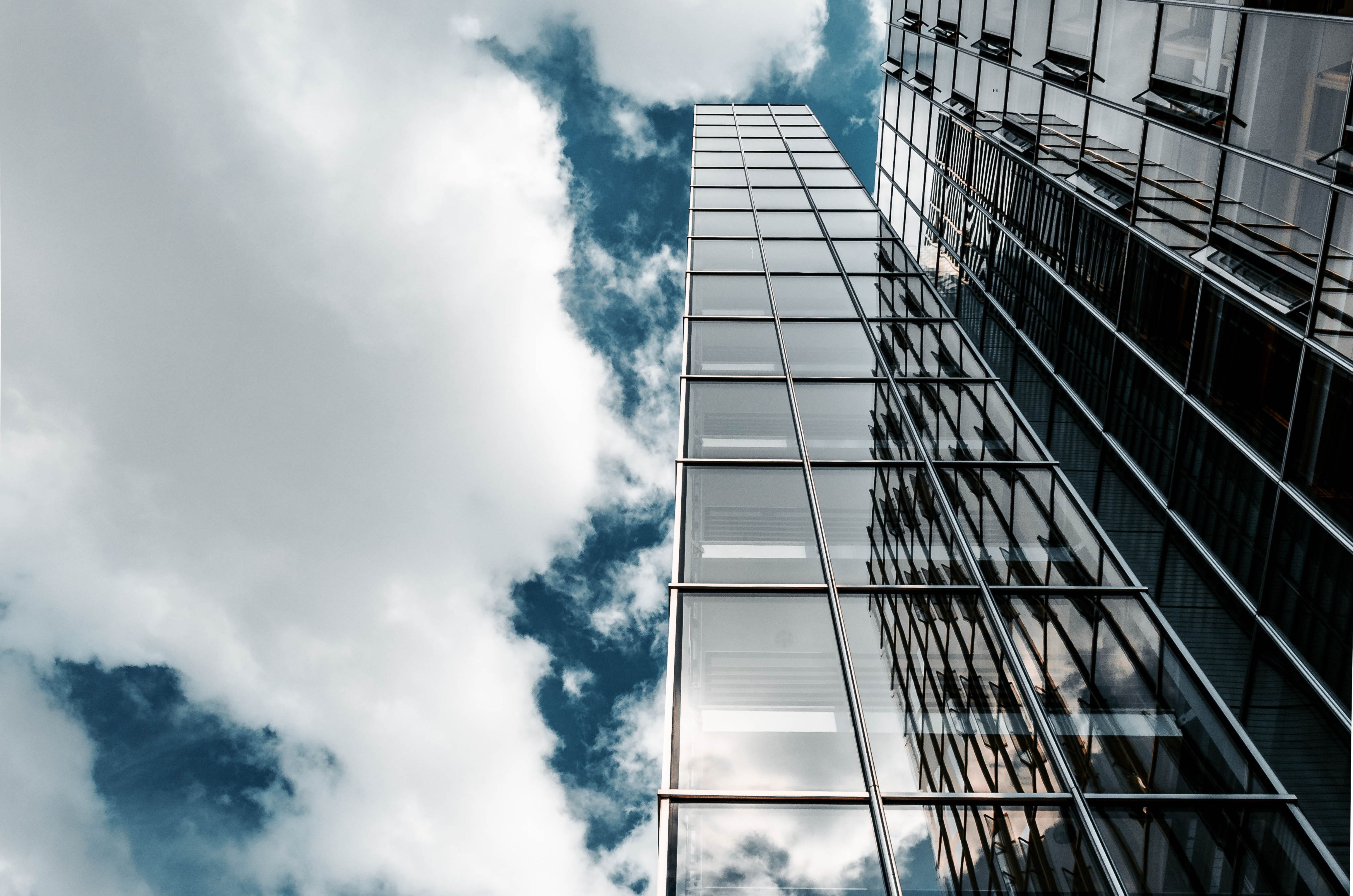 Im ersten Teil unseres Blogpostshaben wir bereits einige wichtige Fragen rund um Cloud Computing beantwortet , darunter bspw. was die am häufigsten genutzten Arten von Cloud Computing sind oder was die Hindernisse für einen stärkeren Fokus auf die Cloud sind? Nun möchten wir uns genauer mit dem aktuellen Wandel in der Nutzung von Cloud-Diensten durch deutsche Unternehmen beschäftigen. Die neuesten Zahlen aus dem Cloud-Report des IT-Branchenverbands Bitkom sind da und zeigen eine bemerkenswerte Entwicklung. Die Cloud hat sich zu einem essentiellen Bestandteil der Unternehmenslandschaft entwickelt und bietet zahlreiche Chancen, aber Herausforderungen.‍
